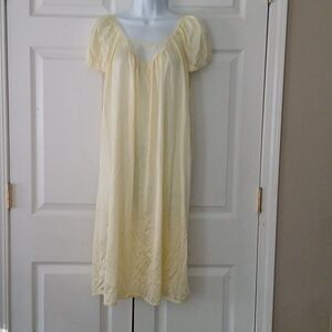 Vintage Lorraine short sleeve yellow nightgown with lace accent  Sz L